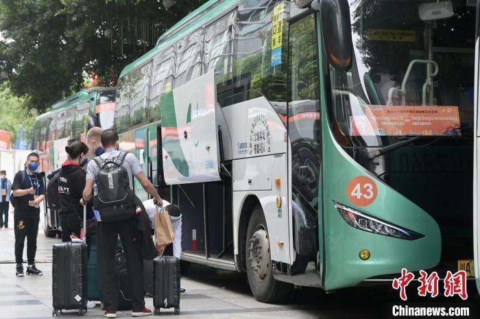 切尔西的尼古拉斯-杰克逊，西汉姆的卢卡斯-帕奎塔和纽卡斯尔的肖恩-朗斯塔夫都因抗议拿到三张黄牌。